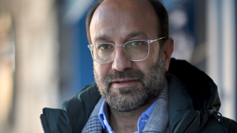 Iranian filmmaker Asghar Farhadi, prosecuted for plagiarism in Tehran by a former student, has been cleared