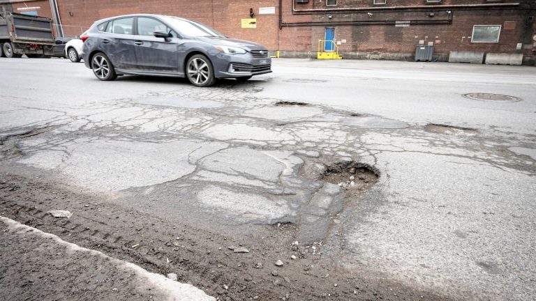 “It’s getting worse and worse”: record number of reports for potholes in Montreal this winter