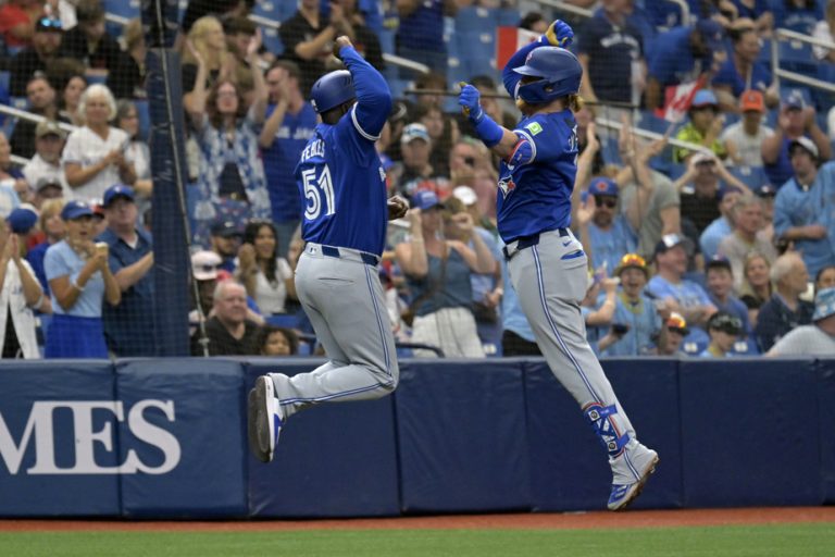 Justin Turner homers, drives in 4 runs in Blue Jays’ 9-2 win