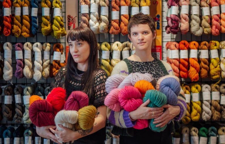 “Knitters and lacemakers”: “badass” knitters and adventurers