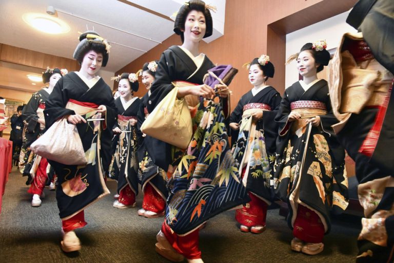 Kyoto |  New rule to protect geishas from tourists well received