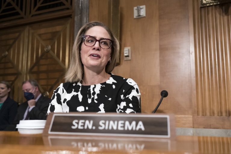 Kyrsten Sinema, an atypical figure in American politics, will leave the Senate