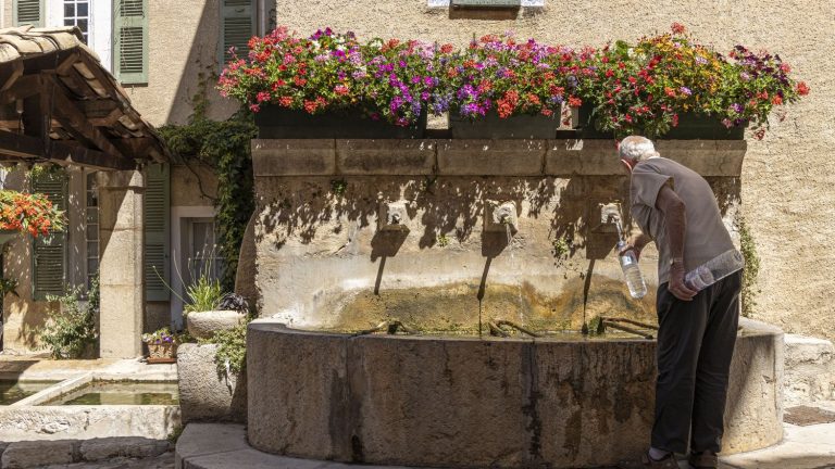 MAP.  More than one in two liters of drinking water is lost in 198 territories in France