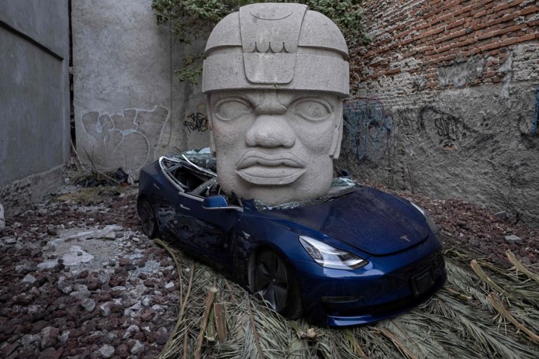 Mexico |  A Tesla crushed by a pre-Hispanic sculpture, an artist’s provocative idea