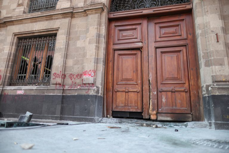 Mexico |  Protesters break down the door of the presidential palace