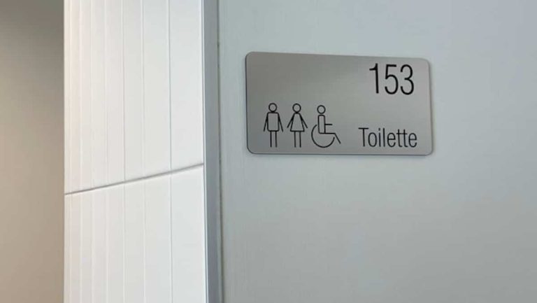 Mixed toilets in new primary schools in Quebec, while Drainville wants to ban them