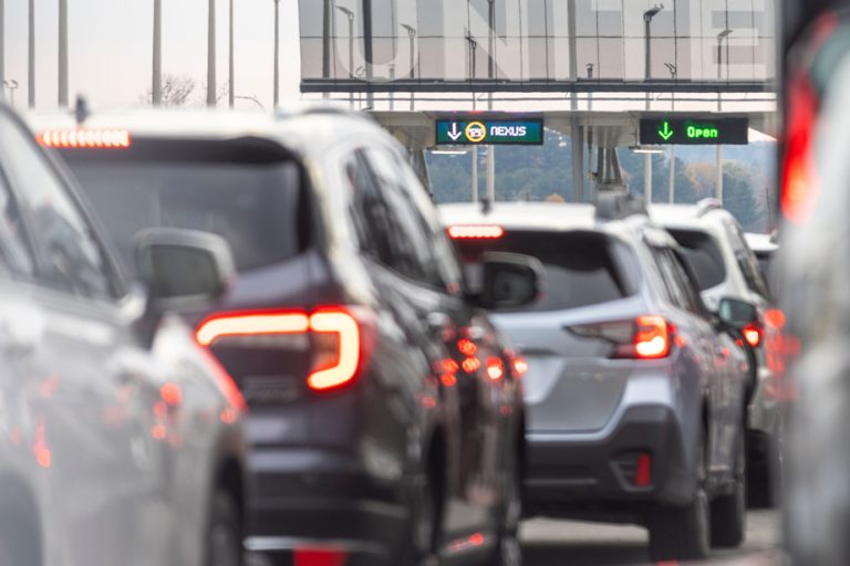 Nearly two hours of waiting at customs in Saint-Bernard-de-Lacolle