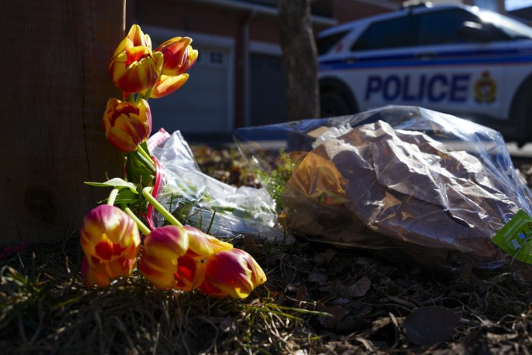 Ottawa residents mourn victims of mass shooting