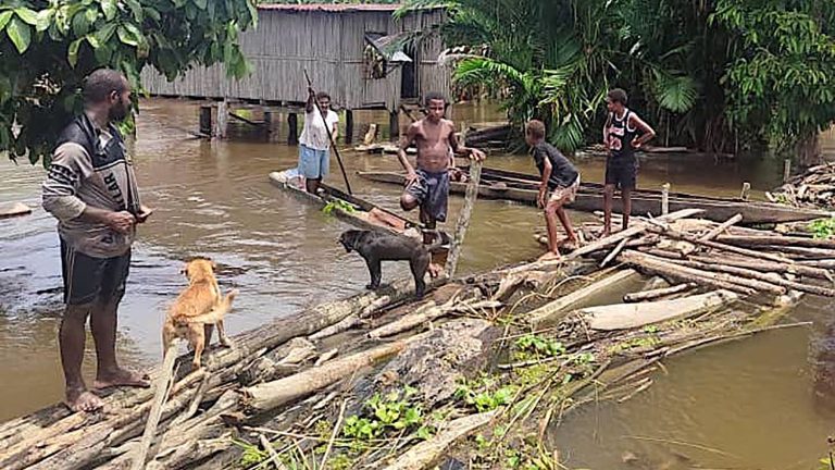 Papua New Guinea earthquake kills at least five, destroys 1,000 homes