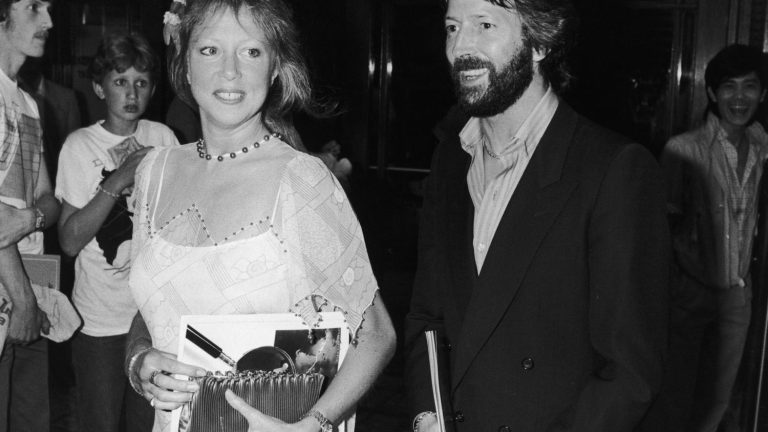 Pattie Boyd sells at auction the fiery letters that Eric Clapton wrote to her, when she was in a relationship with a “Beatles”