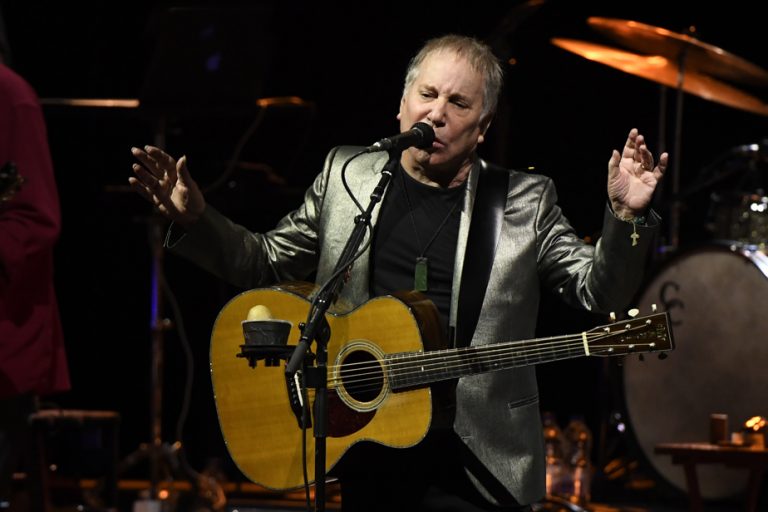 Paul Simon Receives Literary Service Award from PEN America