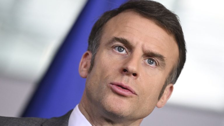 “Perhaps at some point, we will have to have operations on the ground,” reaffirms Emmanuel Macron, who “does not want that”