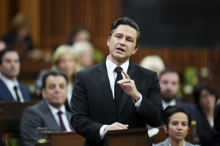 Poilievre accuses the Bloc of keeping a “centralizing” government in power