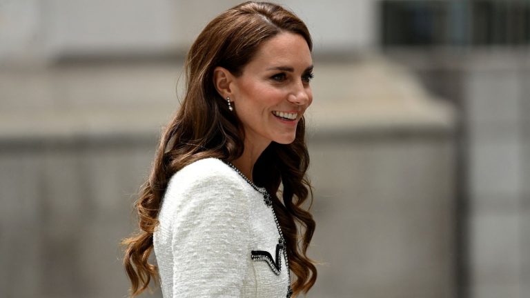 Princess Kate appears in first official photo since her operation