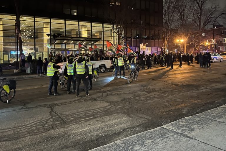 Montreal |  Protesters oppose the arrival of Israeli soldiers at the Holocaust museum