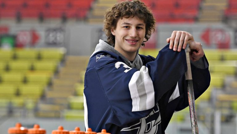 Returning to the game a month after having his neck cut by a skate: the incredible strength of character of Mikaël Cloutier, an 18-year-old goalie