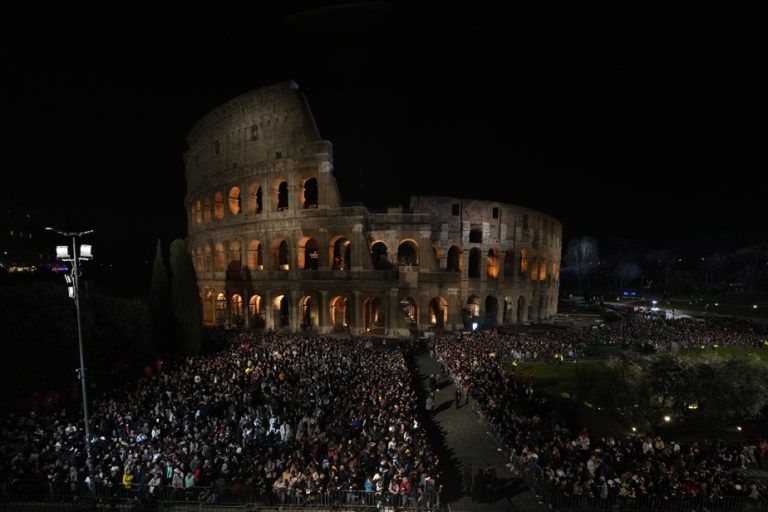 Rome Colosseum |  The Pope cancels his participation in the Stations of the Cross at the last minute