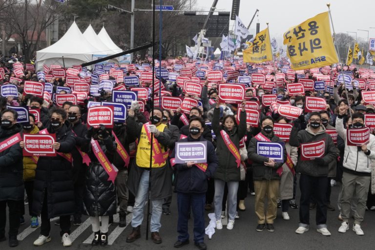 South Korean government announces suspension of striking doctors