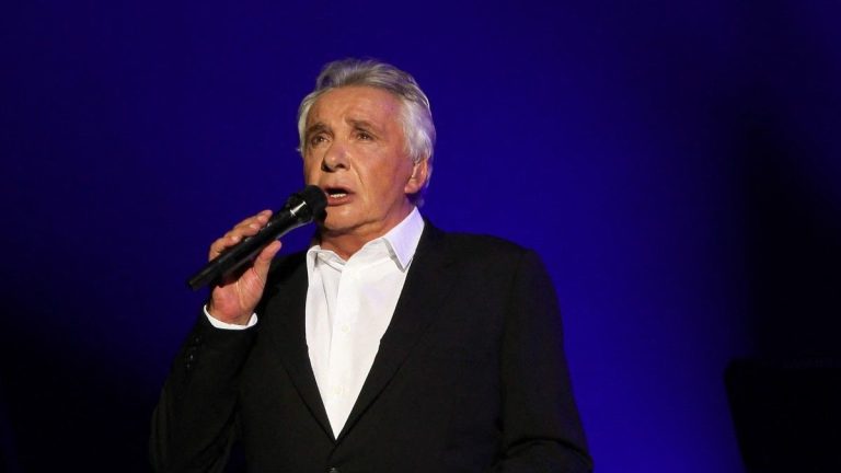 “Stop! Excuse me, I broke my face”, Michel Sardou hilarious after a fall in the middle of a concert