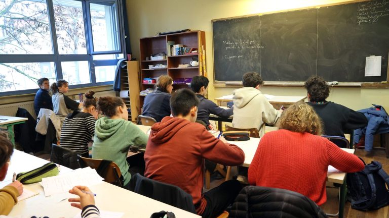 TRUE OR FALSE.  Does France hold the record for the busiest classes in Europe?