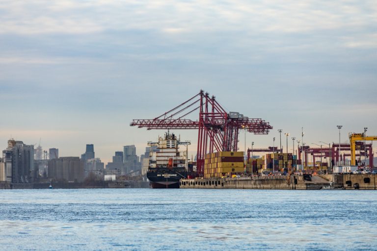 Tank tops at the port of Montreal |  Fewer containers, same salary, complains the employer