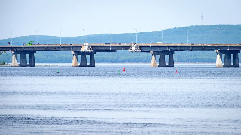 The Île-aux-Tourtes bridge opened towards Montreal