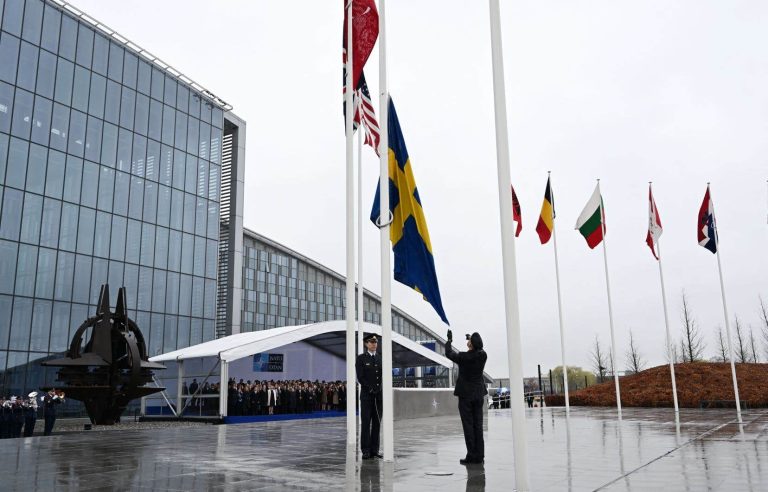 The Swedish flag raised at NATO headquarters, the ‘bigger and stronger’ Alliance