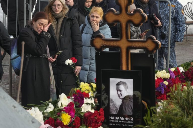 The day after his funeral |  Hundreds of Russians visit Navalny’s grave