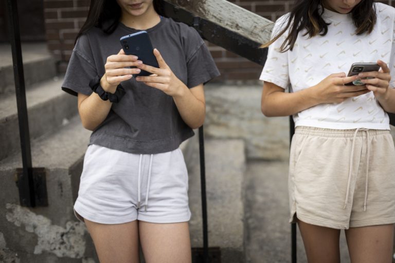 The presence of screens in bedrooms has negative effects on adolescents