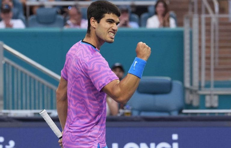 Top seed Carlos Alcaraz advances to quarterfinals at Miami Open