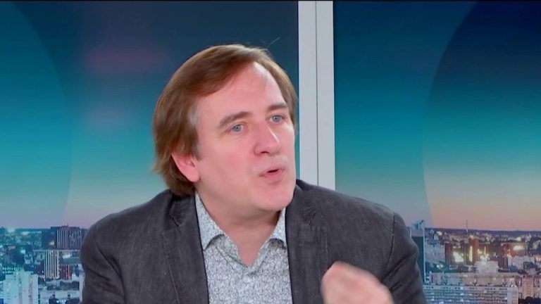 “Two visions of Europe clash,” says Arnaud Mercier, professor of information and communication sciences at Paris 2 Assas University.