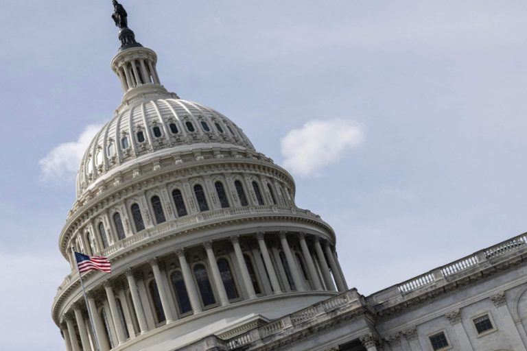 US Senate votes on budget, avoiding paralysis