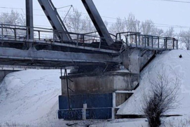 War in Ukraine, day 740 |  Kyiv says it damaged railway bridge near Russian explosives factory