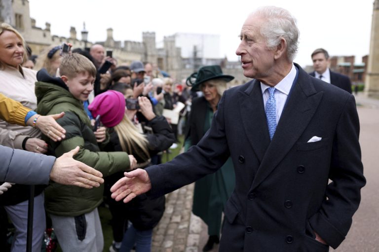 Windsor |  King Charles III treats himself to a crowd bath for Easter