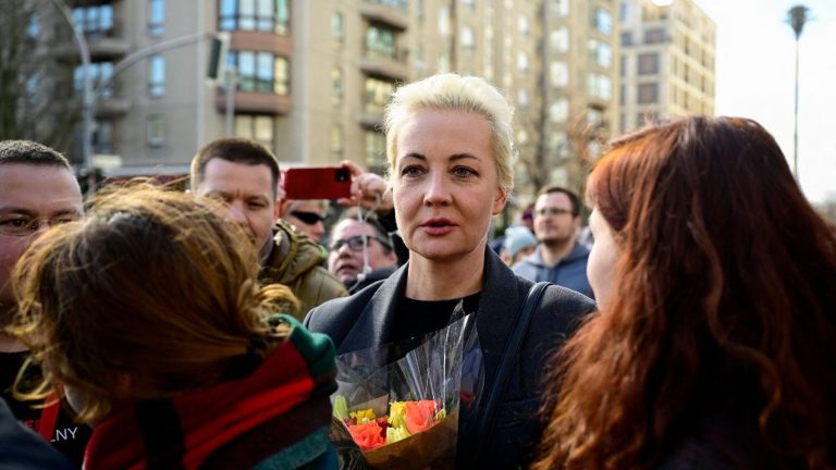 Yulia Navalnaïa at the Russian Embassy in Berlin to vote