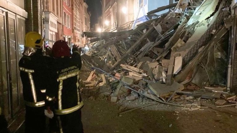 a downtown building collapsed in the middle of the night