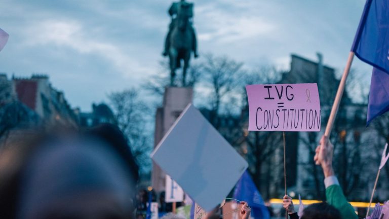 a feminist sealing ceremony… and the opportunity for Emmanuel Macron to present his record