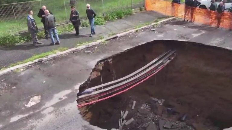 a sinkhole forms in the middle of Rome and swallows up cars