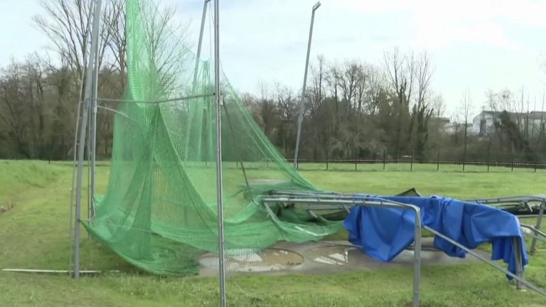 a tornado crosses a town in Lot-et-Garonne