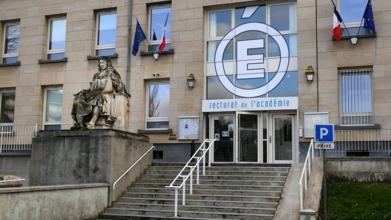 an administrative investigation will open in a high school in Châlons-en-Champagne after the suicide of a teacher targeted by nine complaints