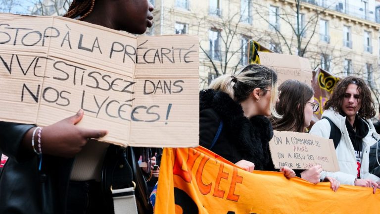 around a hundred people mobilized in front of the Blaise Cendrars high school in Sevran, in support of the four teachers summoned for having participated in a TikTok video