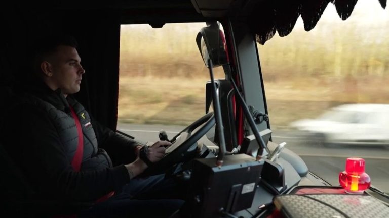 becoming paraplegic after an accident, Jérémy Soots got back behind the wheel of his truck