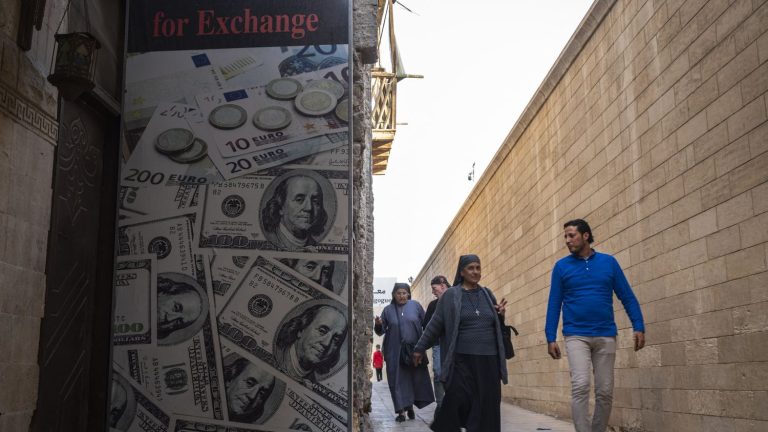 before Ramadan, Egyptians try to forget the economic crisis