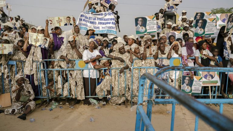 between jubilant crowd and “paid” spectators, immersion in a meeting of majority candidate Amadou Ba