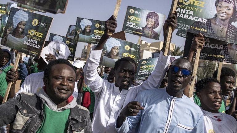 hundreds of demonstrators demand a presidential election before April 2