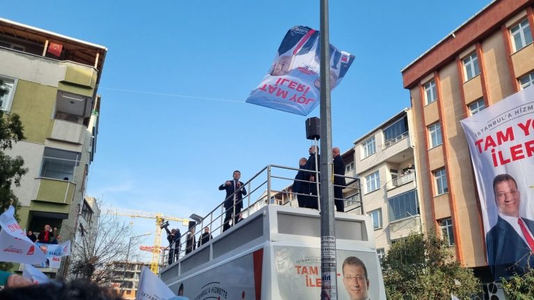 in Istanbul, the campaign for the municipal elections takes on a national dimension