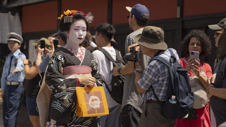 in Kyoto, tourists now banned from approaching geishas