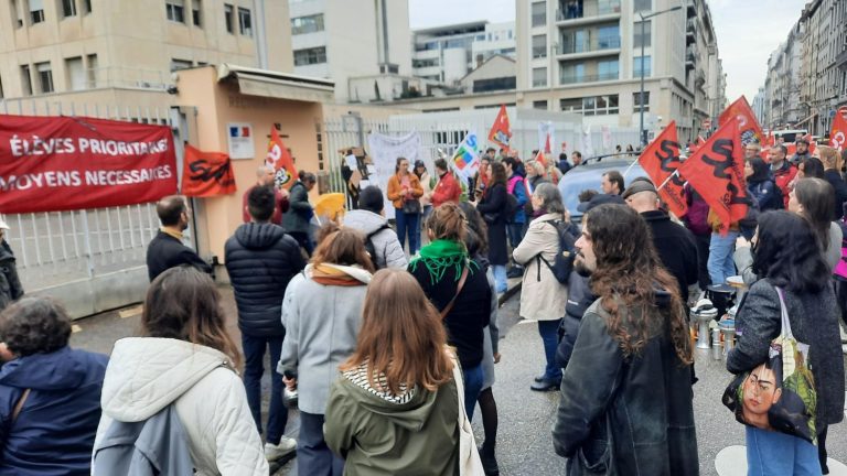 in Lyon, teachers demonstrate their opposition to level groups in middle school