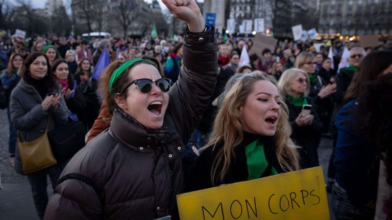 in Paris, hundreds of people celebrate a “historic” day that “we will talk about in twenty years”