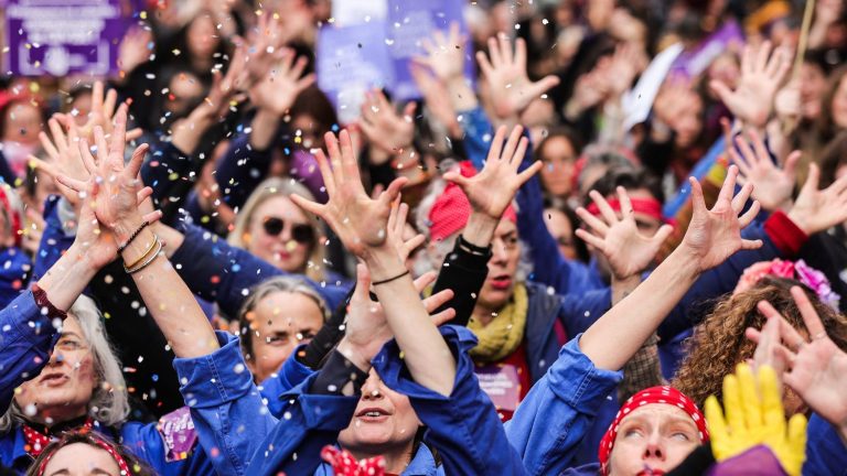 in Paris, the determination of demonstrators during International Women’s Rights Day